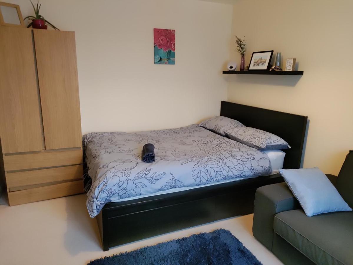 Double Room In A Top Floor Shared Apartment Нортхемптон Экстерьер фото