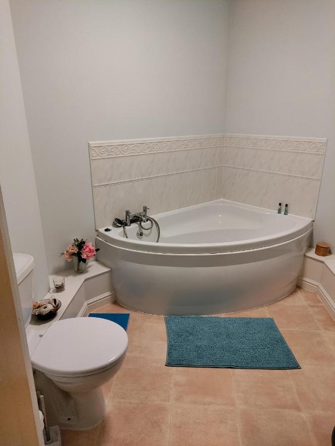 Double Room In A Top Floor Shared Apartment Нортхемптон Экстерьер фото